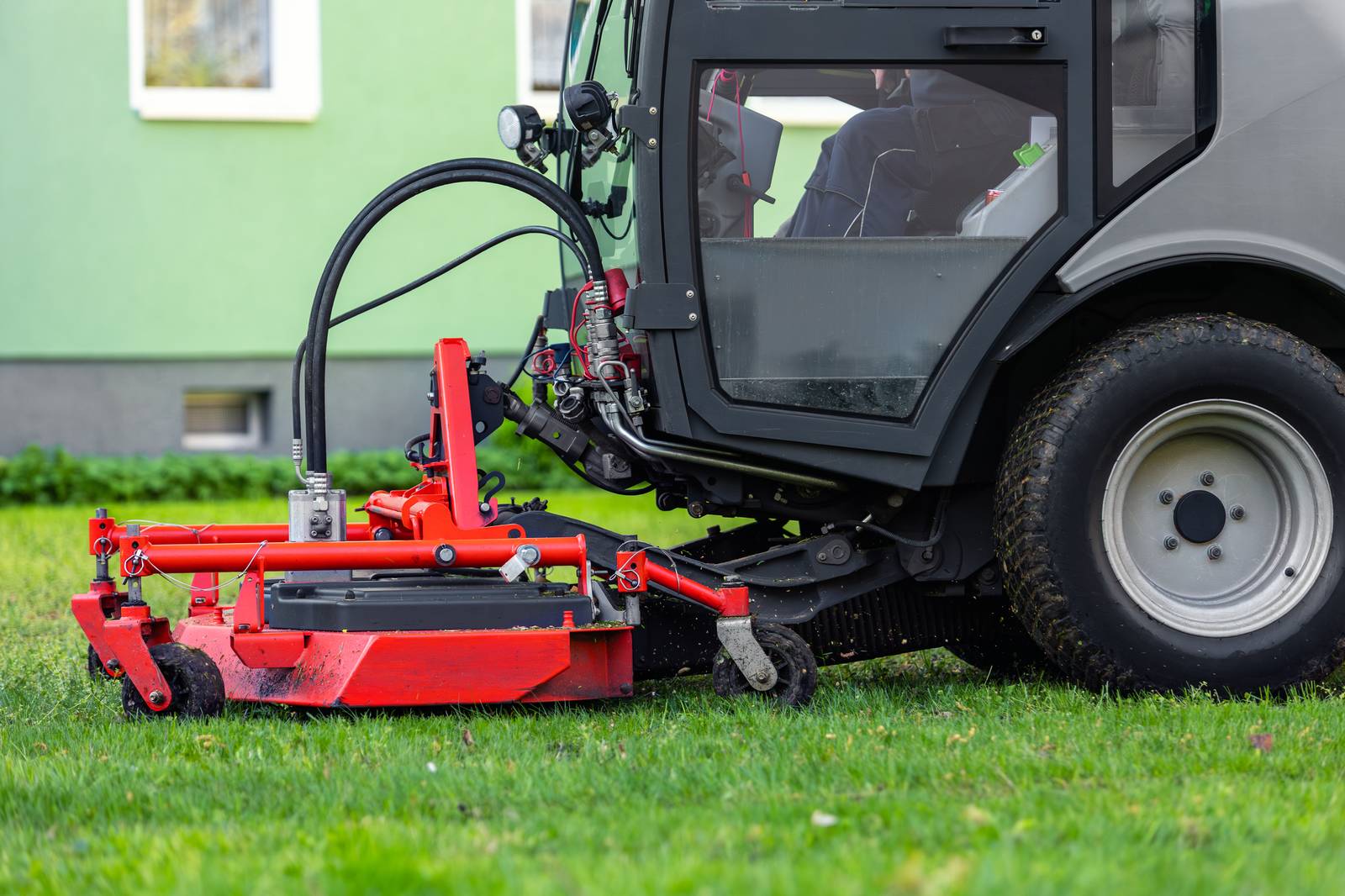 Multi-purpose landscaping machine fitted with an interchangeable rotary cutting attachment